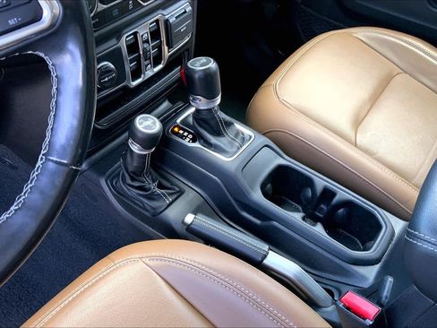 Used 2022 Jeep Wrangler Unlimited Sahara w/ Cold Weather Group AWD/4WD image 15