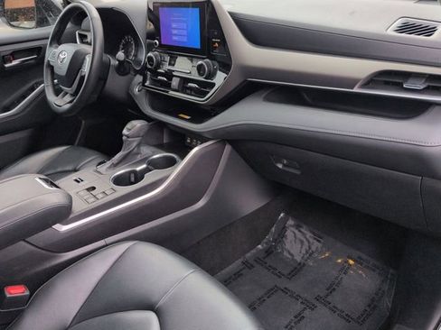 Certified 2024 Toyota Highlander XLE image 32