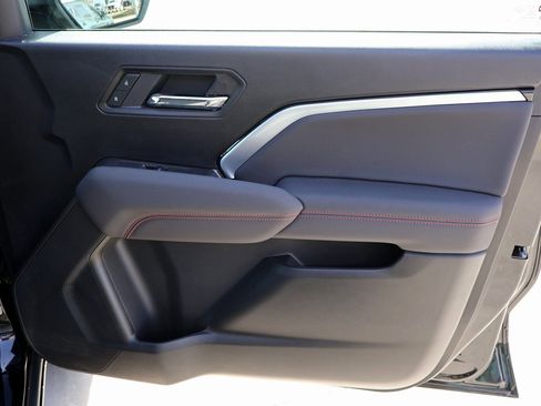 Used 2025 Chevrolet Colorado Z71 image 12