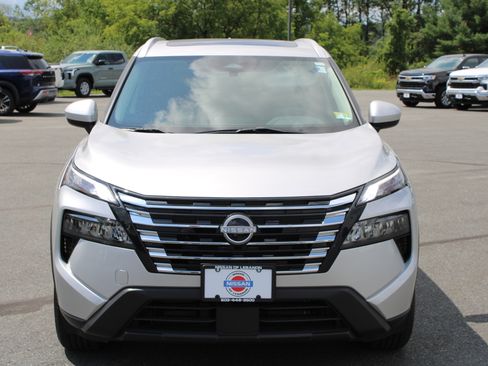 Used 2024 Nissan Rogue SV w/ SV Premium Package AWD/4WD image 3