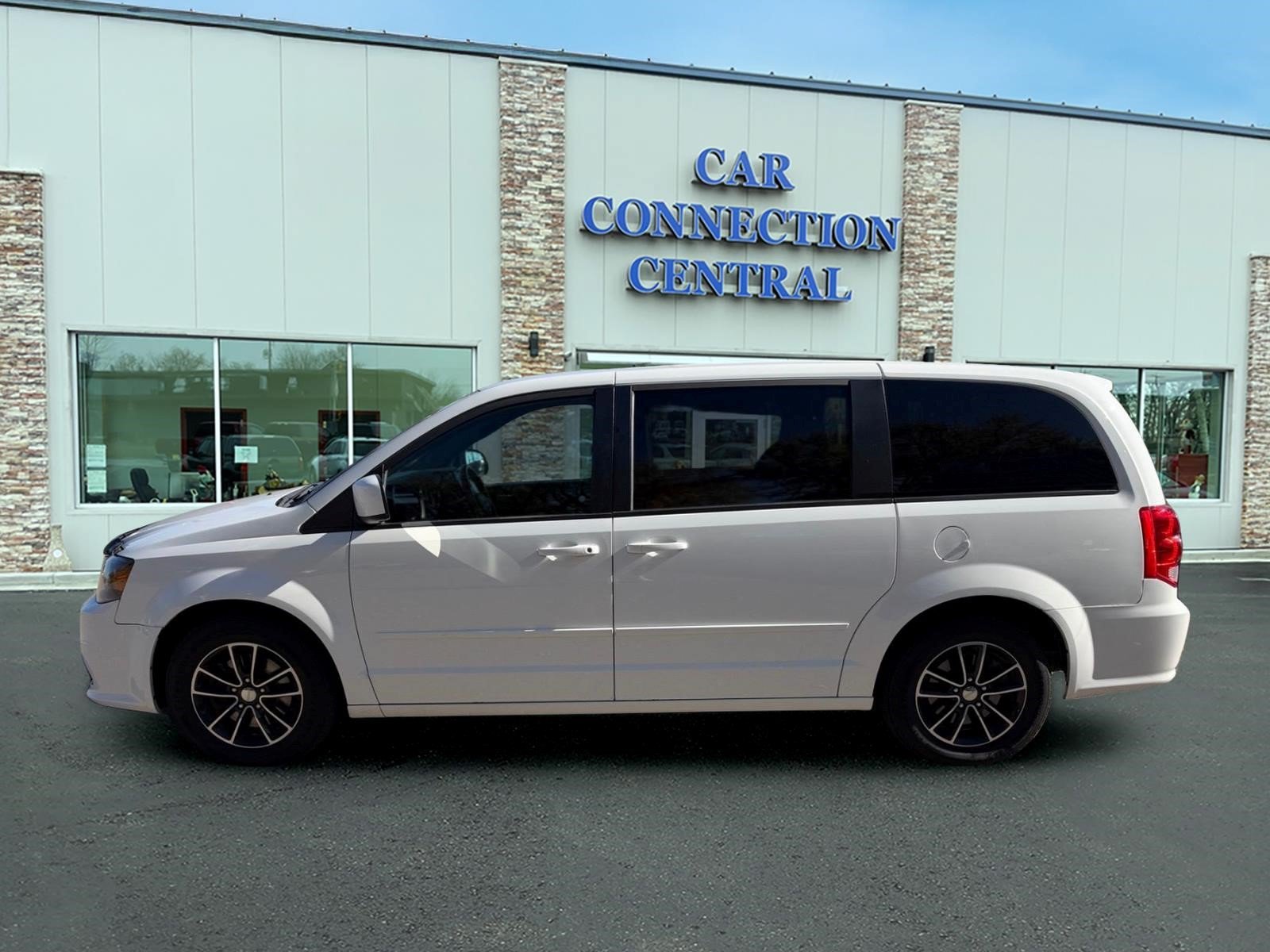 Used 2017 Dodge Grand Caravan SXT w/ Driver Convenience Group FWD image 2