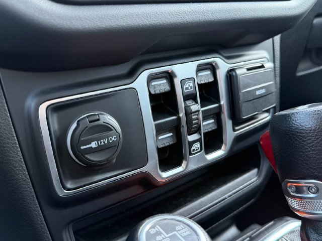 Used 2024 Jeep Wrangler Unlimited Sahara AWD/4WD image 25