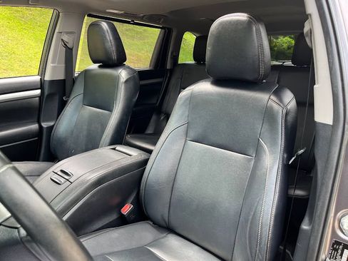 Used 2019 Toyota Highlander XLE AWD/4WD image 9