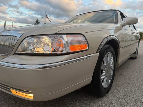 Used 2003 Lincoln Town Car Cartier RWD image 4