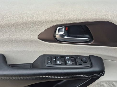 Used 2022 Chrysler Voyager LX image 12