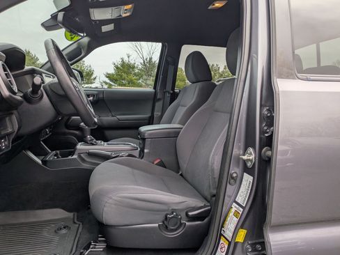 Used 2019 Toyota Tacoma TRD Sport image 12