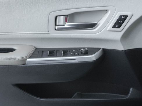 Used 2021 Toyota Sienna Limited image 12