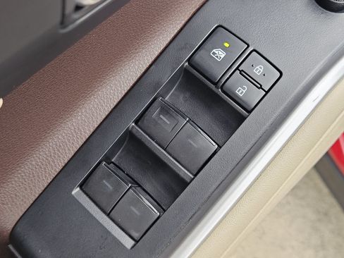 Used 2022 Toyota Highlander XLE FWD image 30