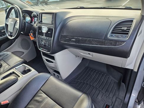 Used 2014 Chrysler Town & Country Touring image 39