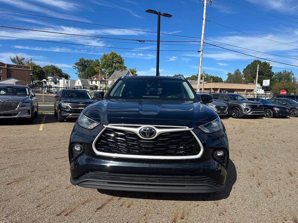 Used 2022 Toyota Highlander XLE AWD/4WD image 2