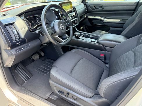 Used 2025 Nissan Pathfinder SV AWD/4WD image 11
