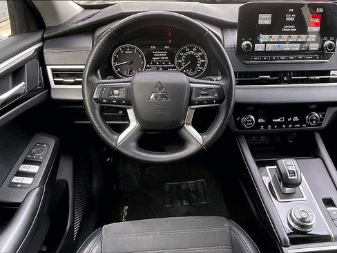 Used 2024 Mitsubishi Outlander SE image 5