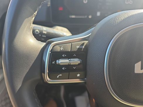 Used 2025 Kia Carnival FWD image 26