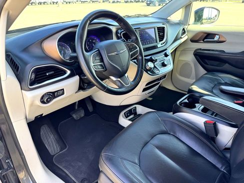 Used 2019 Chrysler Pacifica Touring-L image 10