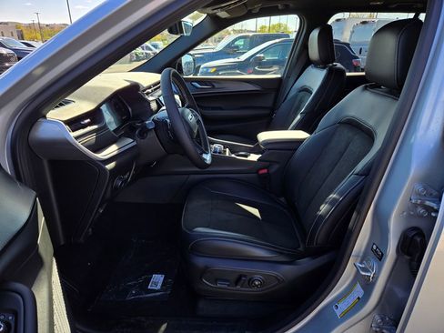 New 2025 Jeep Grand Cherokee Altitude AWD/4WD image 14