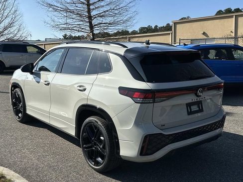 New 2026 Volkswagen Tiguan SE R-Line FWD image 22
