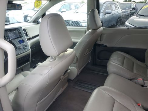 Used 2019 Toyota Sienna XLE image 12