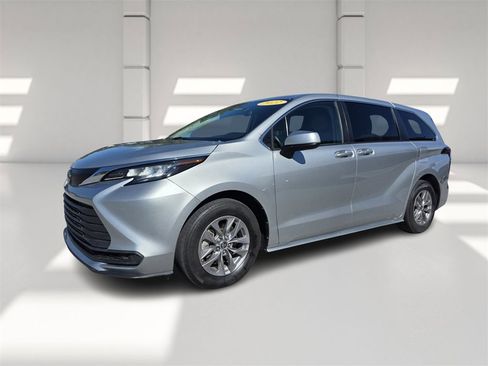 Used 2022 Toyota Sienna LE image 8