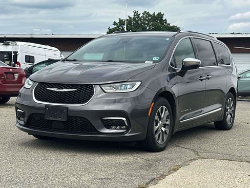 Used 2023 Chrysler Pacifica Pinnacle FWD image 2