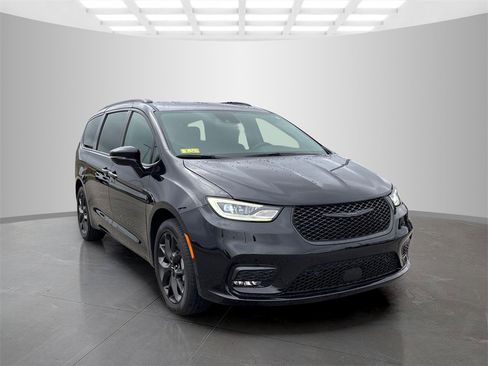 Used 2024 Chrysler Pacifica Touring-L w/ S Appearance Package image 3