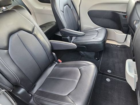 Used 2024 Chrysler Pacifica Touring-L FWD image 28