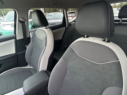 New 2026 Volkswagen Taos SE FWD image 15