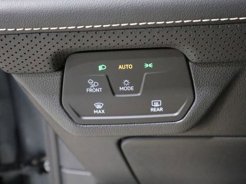Used 2025 Volkswagen Atlas Cross Sport SE FWD image 31