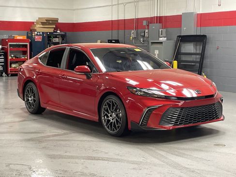 Used 2025 Toyota Camry SE w/ Convenience Package image 2