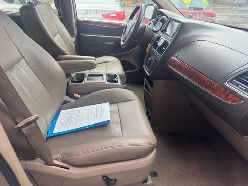 Used 2015 Chrysler Town & Country Touring-L w/ Driver Convenience Group image 18