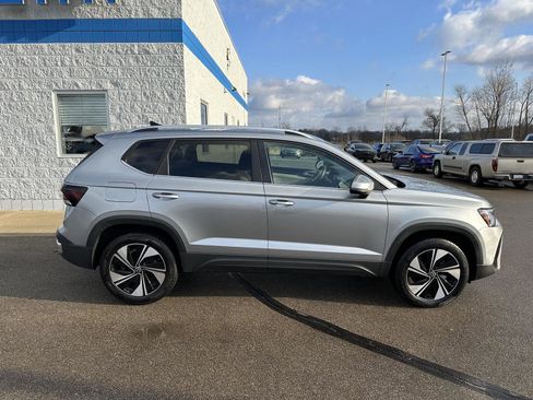 Used 2025 Volkswagen Taos SE image 8