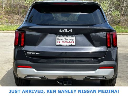 Used 2025 Kia Sorento LX image 4