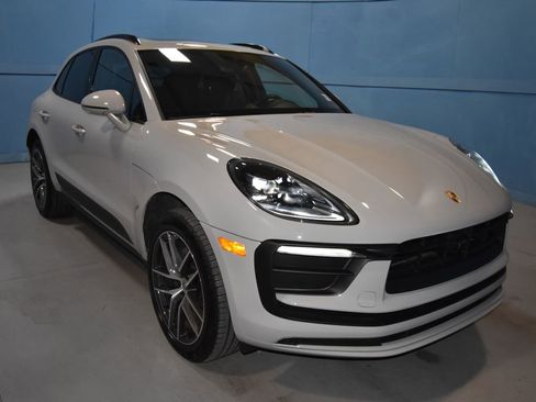 Certified 2025 Porsche Macan AWD/4WD image 24