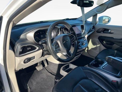 Used 2022 Chrysler Pacifica Touring-L w/ Uconnect Theater Family Group image 15