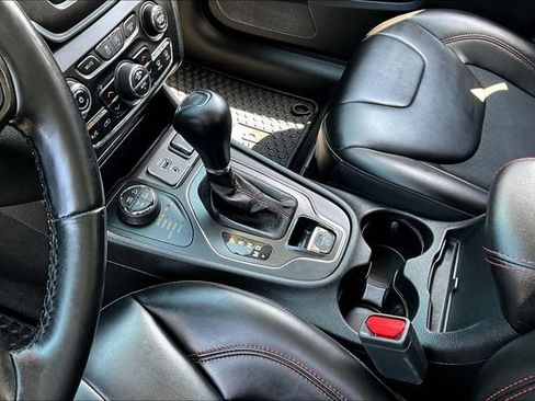 Used 2020 Jeep Cherokee Trailhawk w/ Cold Weather Group AWD/4WD image 18