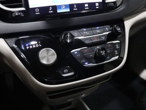 Used 2024 Chrysler Pacifica Touring-L FWD image 27