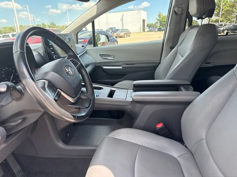 Used 2024 Toyota Sienna XLE FWD image 10
