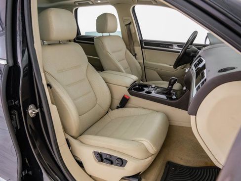 Used 2017 Volkswagen Touareg Executive AWD/4WD image 34