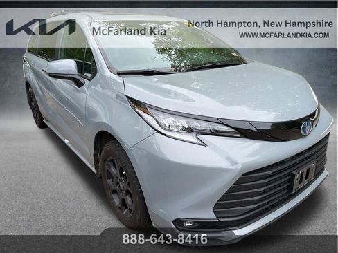 Used 2025 Toyota Sienna XLE Woodland Edition AWD/4WD image 3