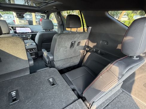 Used 2025 Chevrolet Traverse RS FWD image 51