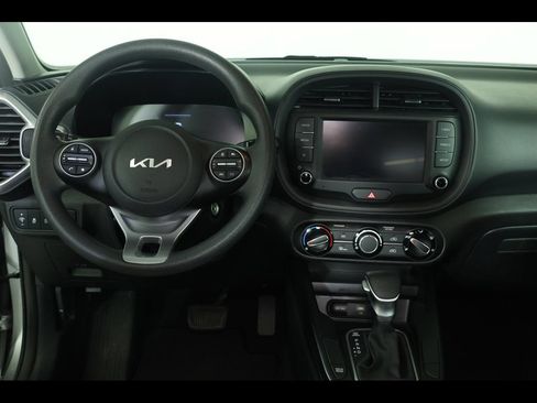 Used 2025 Kia Soul LX w/ LX Technology Package FWD image 15