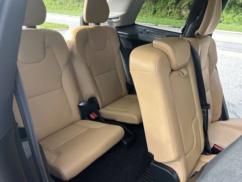 Used 2016 Volvo XC90 T6 Momentum w/ Momentum Plus Package AWD/4WD image 16