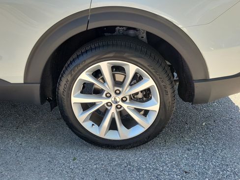 Used 2024 Ford Explorer Platinum w/ Technology Package AWD/4WD image 5