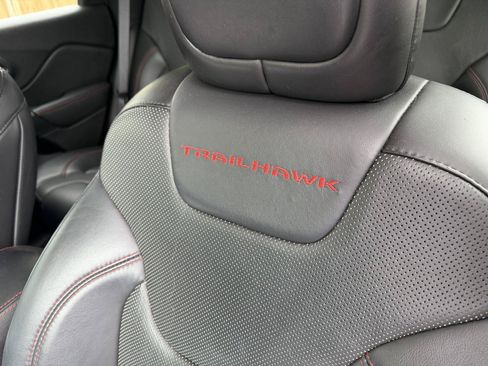 Used 2019 Jeep Cherokee Trailhawk AWD/4WD image 16