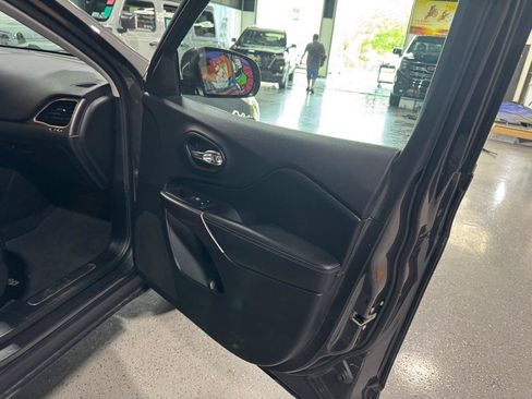 Used 2019 Jeep Cherokee Limited AWD/4WD image 41