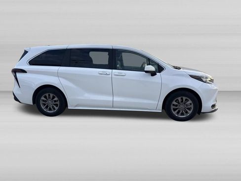 Used 2025 Toyota Sienna LE FWD image 3