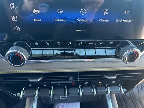 Used 2025 Chevrolet Colorado ZR2 w/ Technology Package image 4