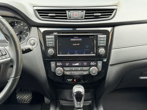 Used 2018 Nissan Rogue SV AWD/4WD image 16
