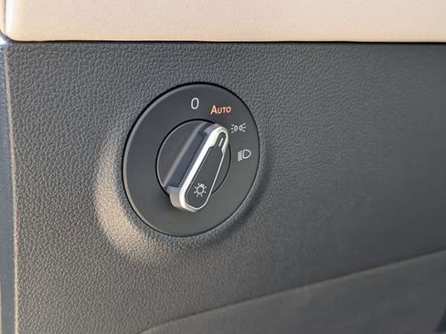 Used 2025 Volkswagen Taos SE w/ Panoramic Sunroof Package image 14