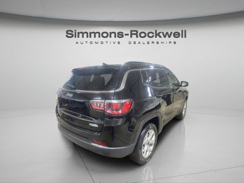 Used 2025 Jeep Compass Latitude AWD/4WD image 5