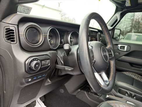 Used 2022 Jeep Wrangler Unlimited Sahara AWD/4WD image 21